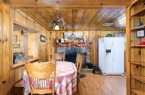 Pinetop-Lakeside Cabin | Moonridge Family Getaway w/Detached Casita, Wi-Fi, Fenced Yard & Dog-Friendly