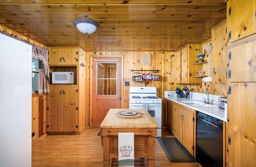 Pinetop-Lakeside Cabin | Moonridge Family Getaway w/Detached Casita, Wi-Fi, Fenced Yard & Dog-Friendly