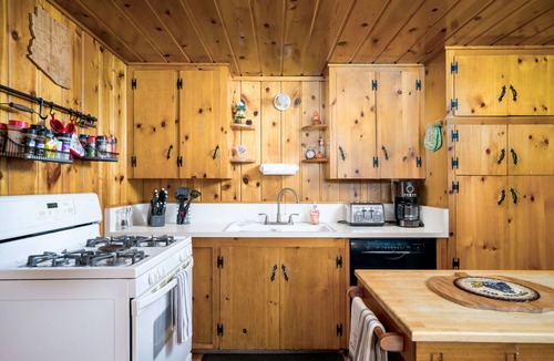 Pinetop-Lakeside Cabin | Moonridge Family Getaway w/Detached Casita, Wi-Fi, Fenced Yard & Dog-Friendly