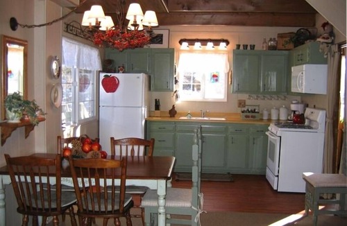Upper Moonridge Cabin | Moonridge Ozone Spa Cabin- Pets are Free! Enclosed deck, Flat parking 2026-0155