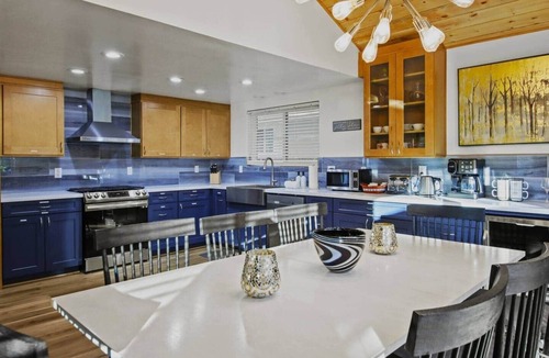 Moonridge Ski Chalet | Moonridge Ski&Zoo Chalet HotTub/4 BB/BBQ/Fire Pit