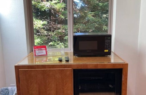 Gualala House | Moonrise Forest Retreat~Game Room-EV