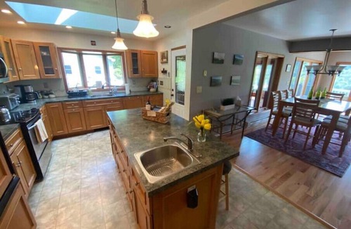 Roxbury House | Moonrise Mountain House, Catskills Ski Retreat
