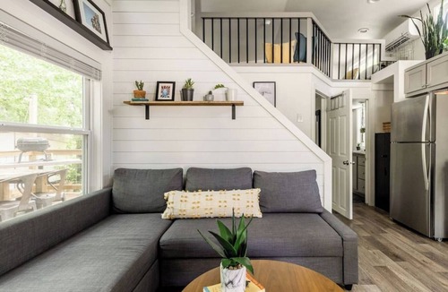 Govalle House | Moonshine Cottage. Free Bikes. Sweet Spring Stay