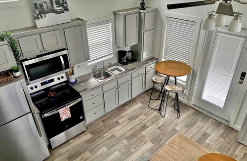 Govalle House | Moonshine Cottage. Free Bikes. Sweet Spring Stay