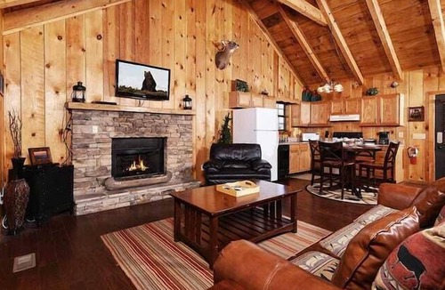 Gatlinburg - Pigeon Forge Cabin | Moonshine Holler