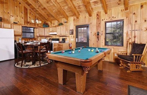 Gatlinburg - Pigeon Forge Cabin | Moonshine Holler
