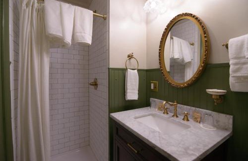 Edray Hotel | Moore House Inn & Cabins