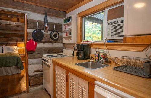 Marlinton Hotel | Moore House Inn & Cabins