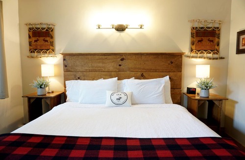 West Yellowstone Hotel | Moose Creek Inn