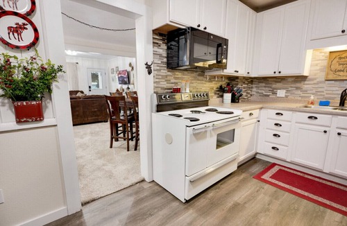 Garden City Apartment | Moose Haven | Pet Friendly, Hot Tub, Walk 2 Lake, Huge Yard, AC