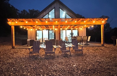 Steelville Cabin | Moose Lodge- 180 Acre Nature Retreat on Meramec