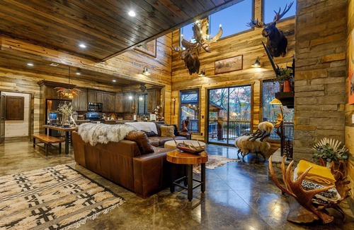 Pickens Cabin | Moose Mansion, EV Outlet, swing set, hot tub