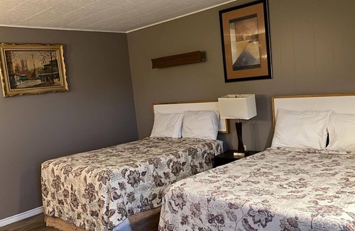 Smooth Rock Falls Hotel | Moose Motel