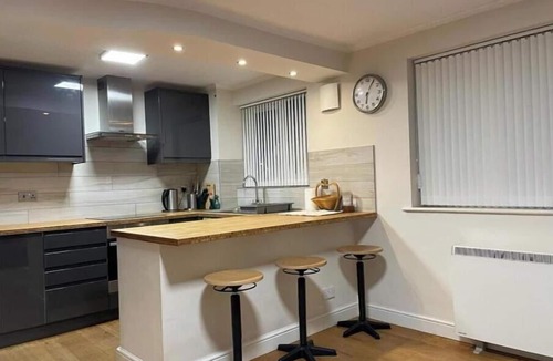 Ladywell Apartment | Morden flat close to DLR station with free parking