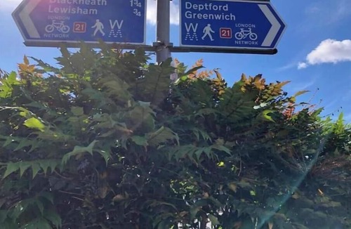 Ladywell Apartment | Morden flat close to DLR station with free parking