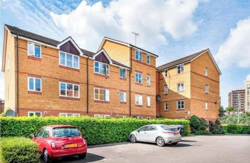 Ladywell Apartment | Morden flat close to DLR station with free parking