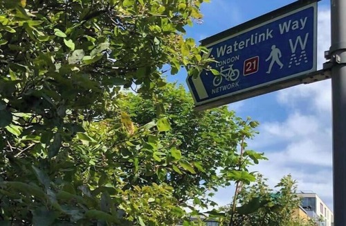 Ladywell Apartment | Morden flat close to DLR station with free parking