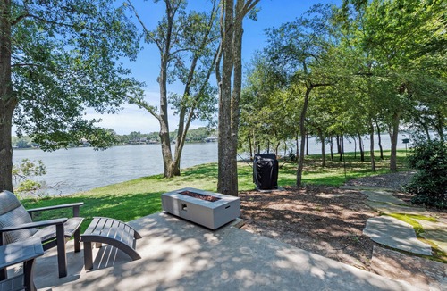 Malakoff Cottage | Mordern, Lakeside Cottage on a Private Peninsula w/Saltwater Pool, Pickleball