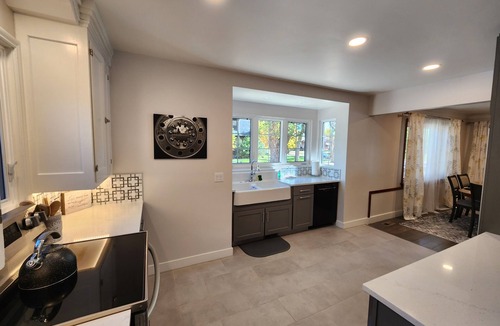 Cheyenne House | More on Moore, Remodeled Historic Home w/AC, 4BR/2BA, Washer & Dryer Sleeps 8