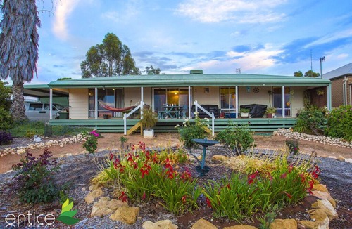 Morgan House | Morgan on the River Murray with awesome river and scrub views