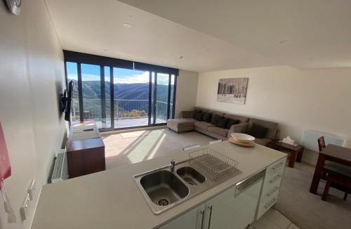 Hotham Heights Apartment | Moritz 8 - undercover private parking