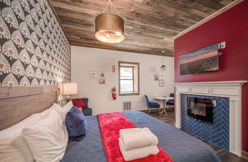 Prescott Hotel | Morning Coffee | Steps to Dining | Riverside Charm