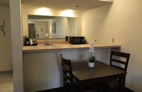 Cornwall Park Hotel | MorningGlory Inn & Suites