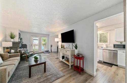 Depot Bench House | Morris Hill Morrison