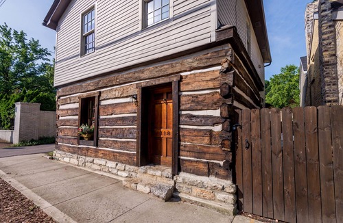 Northside District House | Morrison Cabin Offers The Finest Interiors, Unique History & Very Best Location