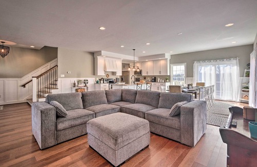 Lovettsville House | Morrisonville Manor w/Fire Pit & Hot Tub!