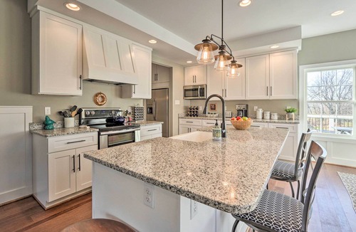 Lovettsville House | Morrisonville Manor w/Fire Pit & Hot Tub!