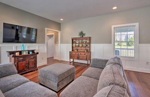 Lovettsville House | Morrisonville Manor w/Fire Pit & Hot Tub!