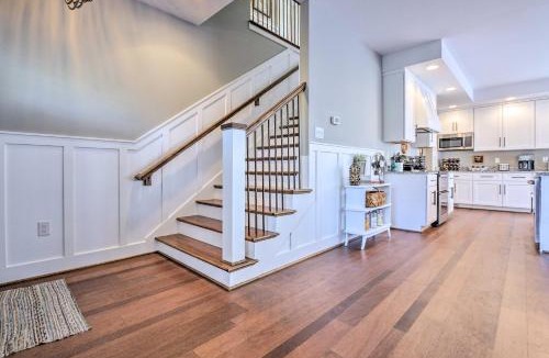 Lovettsville House | Morrisonville Manor with Fire Pit and Hot Tub!