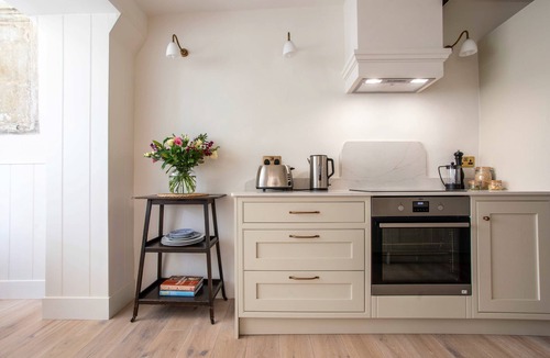 Wellow House | Moss Cottage - Charming Village Retreat