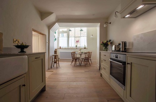 Wellow House | Moss Cottage - Charming Village Retreat