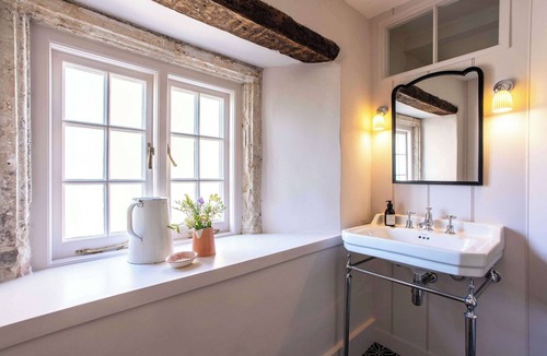 Wellow House | Moss Cottage - Charming Village Retreat