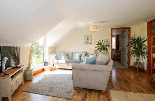 Bromlow House | Mossy Lodge