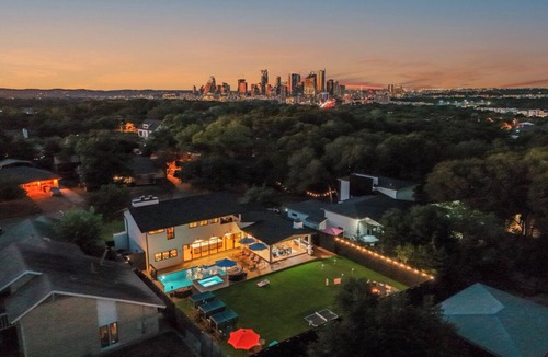Riverside House | Most EPIC Austin Experience! Sleeps 14 + heated Pool + Spa + Cabanas + Speakeasy