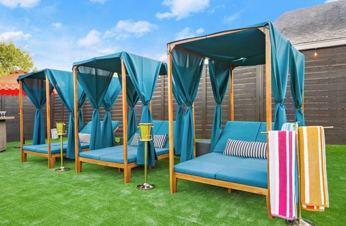 Riverside House | Most EPIC Austin Experience! Sleeps 14 + heated Pool + Spa + Cabanas + Speakeasy