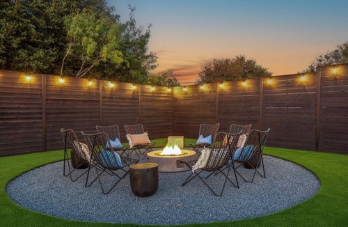 Riverside House | Most EPIC Austin Experience! Sleeps 14 + heated Pool + Spa + Cabanas + Speakeasy