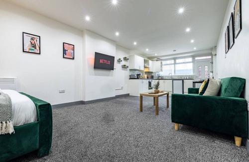 Cradley Apartment | Mostly Booked! Apartment Studio SmartTv Parking