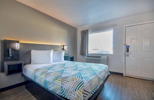 Northeast Heights Hotel | Motel 6 Albuquerque, NM - Carlisle