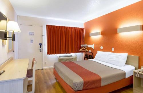 Canyon Acres Hotel | Motel 6 Albuquerque Northeast