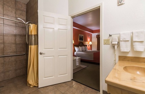 Alvarado Hotel | Motel 6 Alvarado, TX