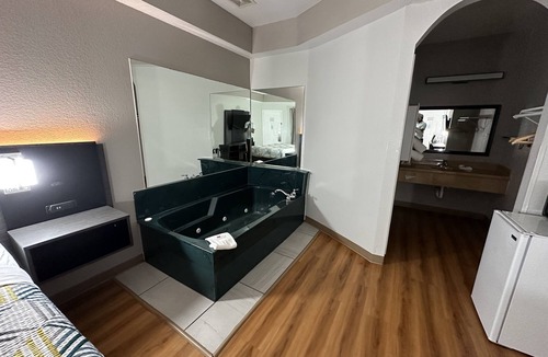 Alvarado Hotel | Motel 6 Alvarado, TX