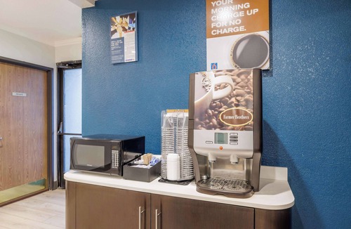 North Auburn Hotel | Motel 6 Auburn, CA