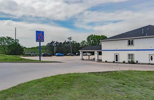 Augusta Hotel | Motel 6-Augusta, KS