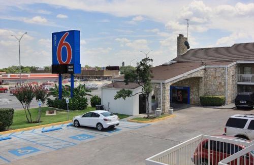 North Loop Hotel | Motel 6 Austin, TX - Central Downtown UT