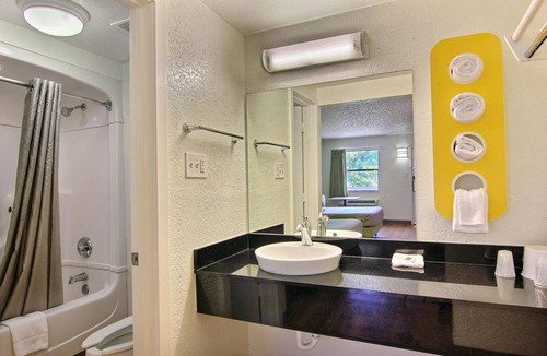 North Loop Hotel | Motel 6 Austin, TX - Central Downtown UT